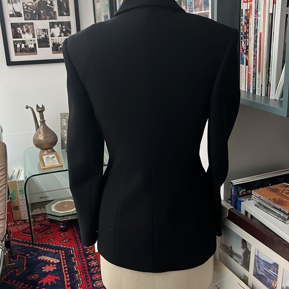 Ternglo black wool jacket size 2 fits bigger size 6? - Picture 2 of 4